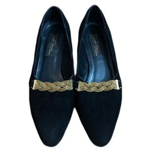 VINTAGE SESTO MEUCCI SUEDE PUMP WITH GOLD CHAIN ACCENT